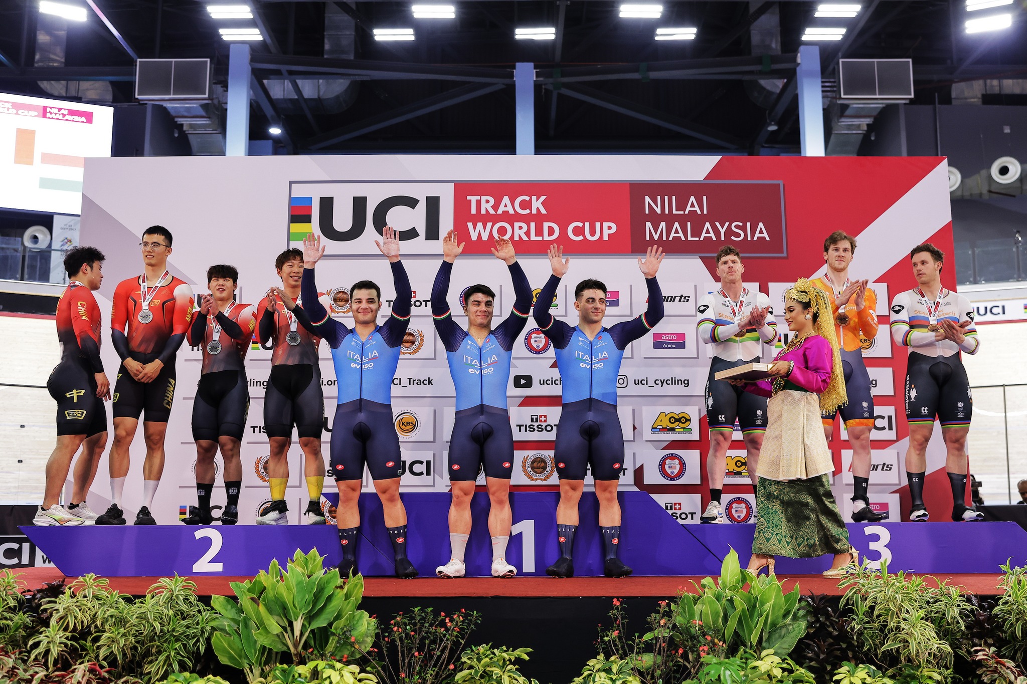 O pódio do Sprint Coletivo masculino com China, Itália e Países Baixos