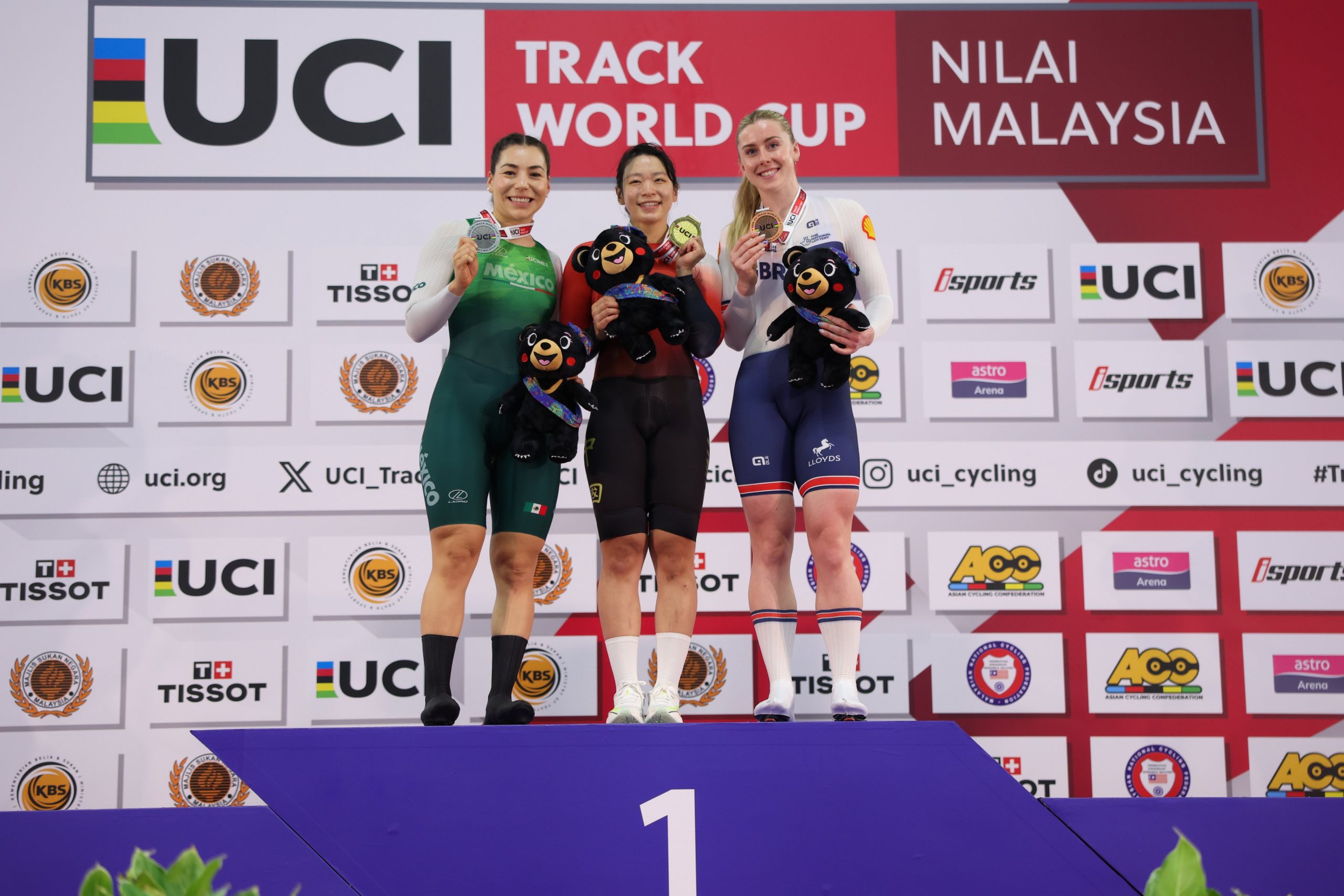 O pódio do Keirin feminino com Daniela Gaxiola, Lijuan Wang e Emma Finucane