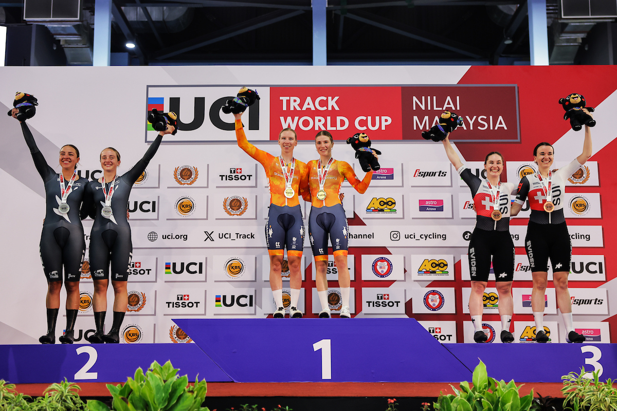 O pódio do Madison feminino com Bryony Botha e Prudence Fowler, Lorena Wiebes e Lisa van Belle e Aline Seitz e Michelle Andres