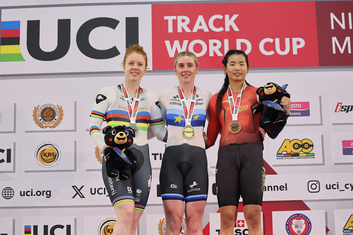 O pódio do Sprint feminino com Hetty van de Wouw, Emma Finucane e Liying Yuan