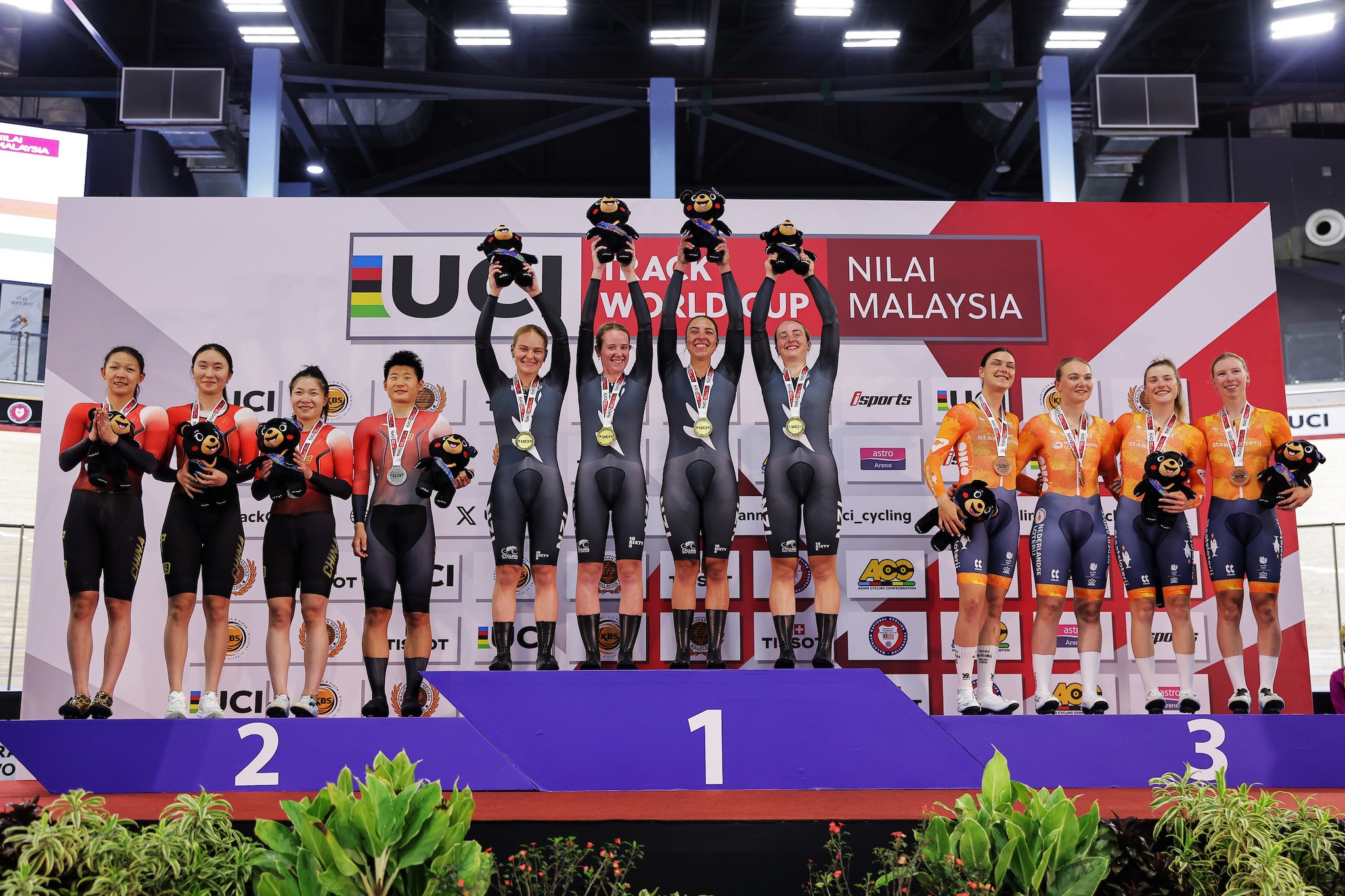 O pódio da Perseguição Coletiva feminina com China, Nova Zelândia e Países Baixos