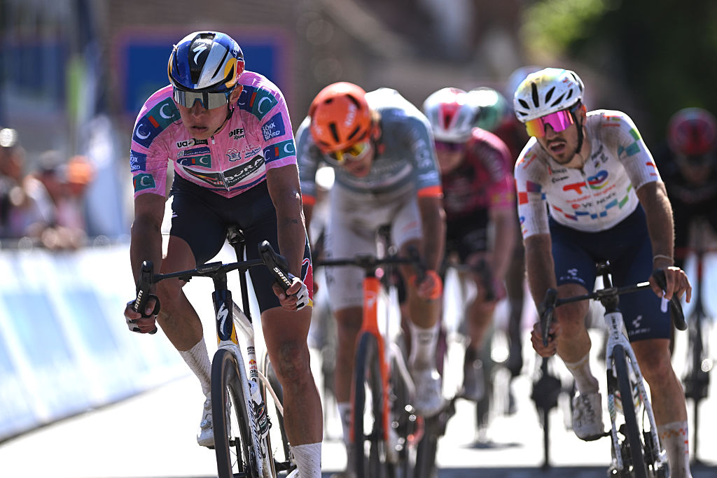 Laurence Pithie impôs-se ao sprint no grupo perseguidor para ser 2º e segurar a camisola rosa do 4 Jours de Dunkerque
