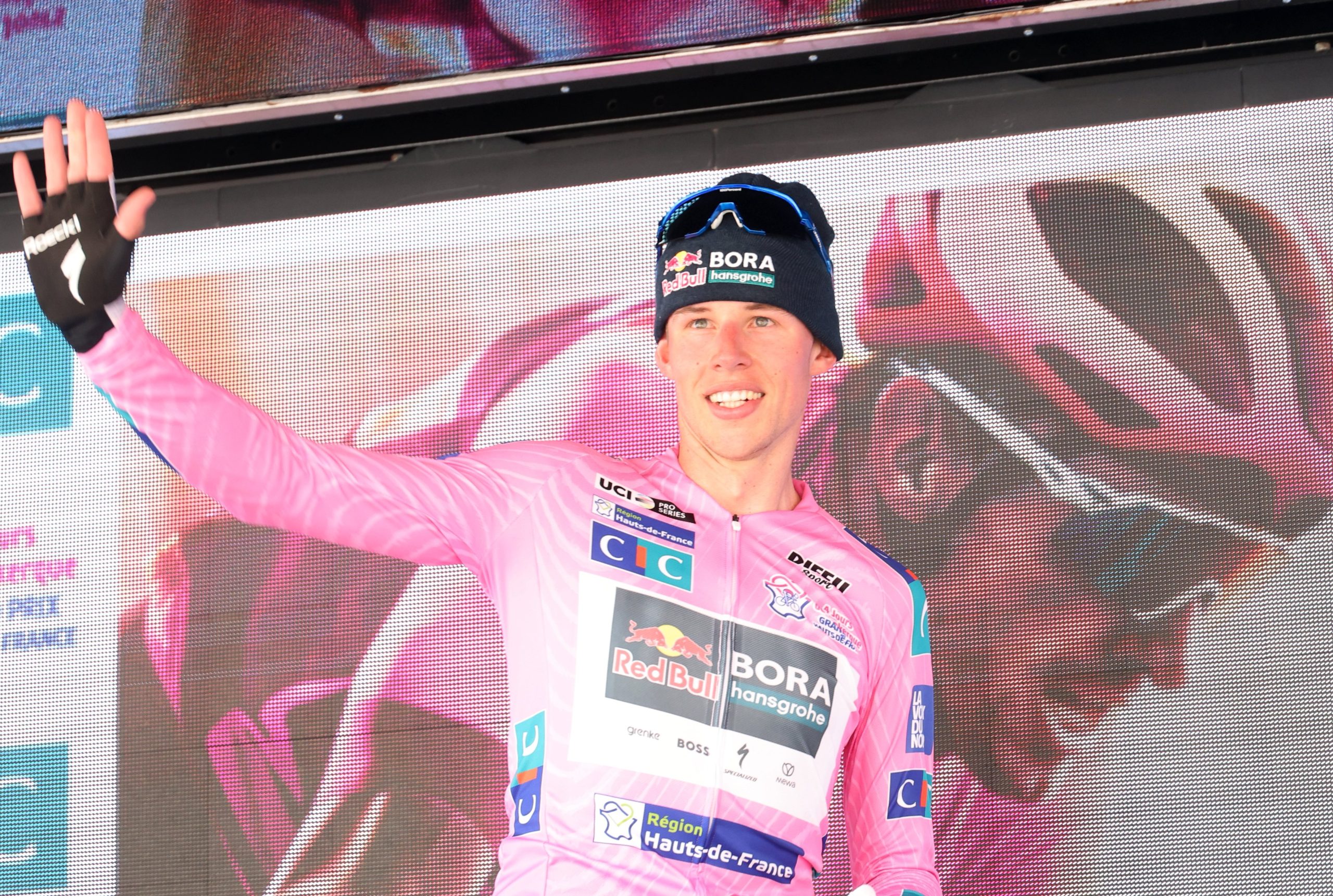 Laurence Pithie segue o camisola rosa do 4 Jours de Dunkerque