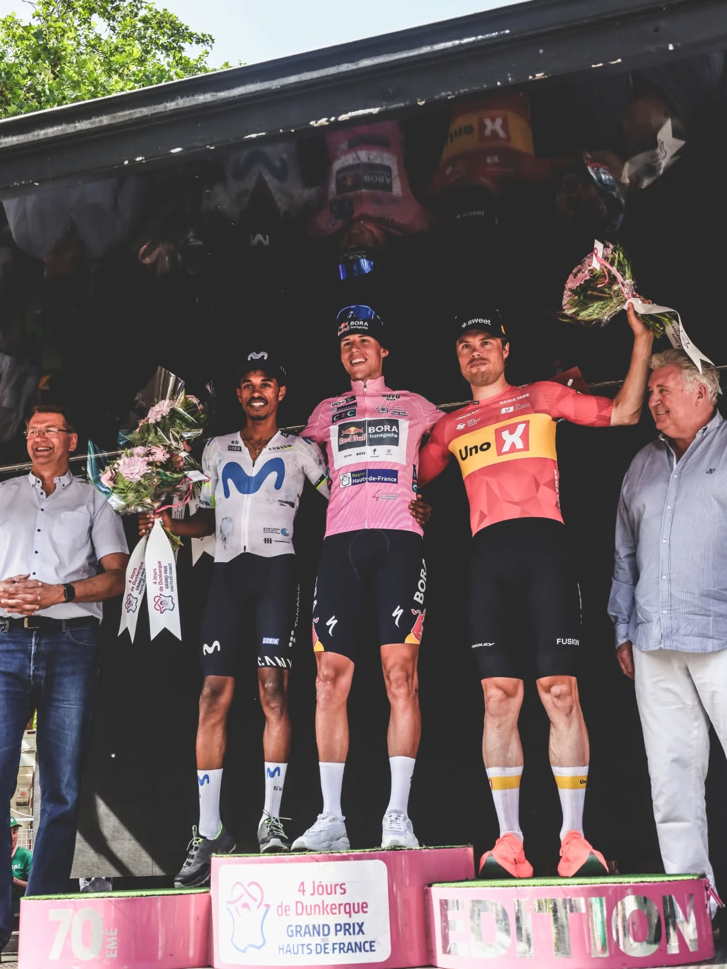 O pódio do 4 Jours de Dunkerque com Natnael Tesfatsion, Laurence Pithie e Rasmus Tiller (Foto: Movistar Team)