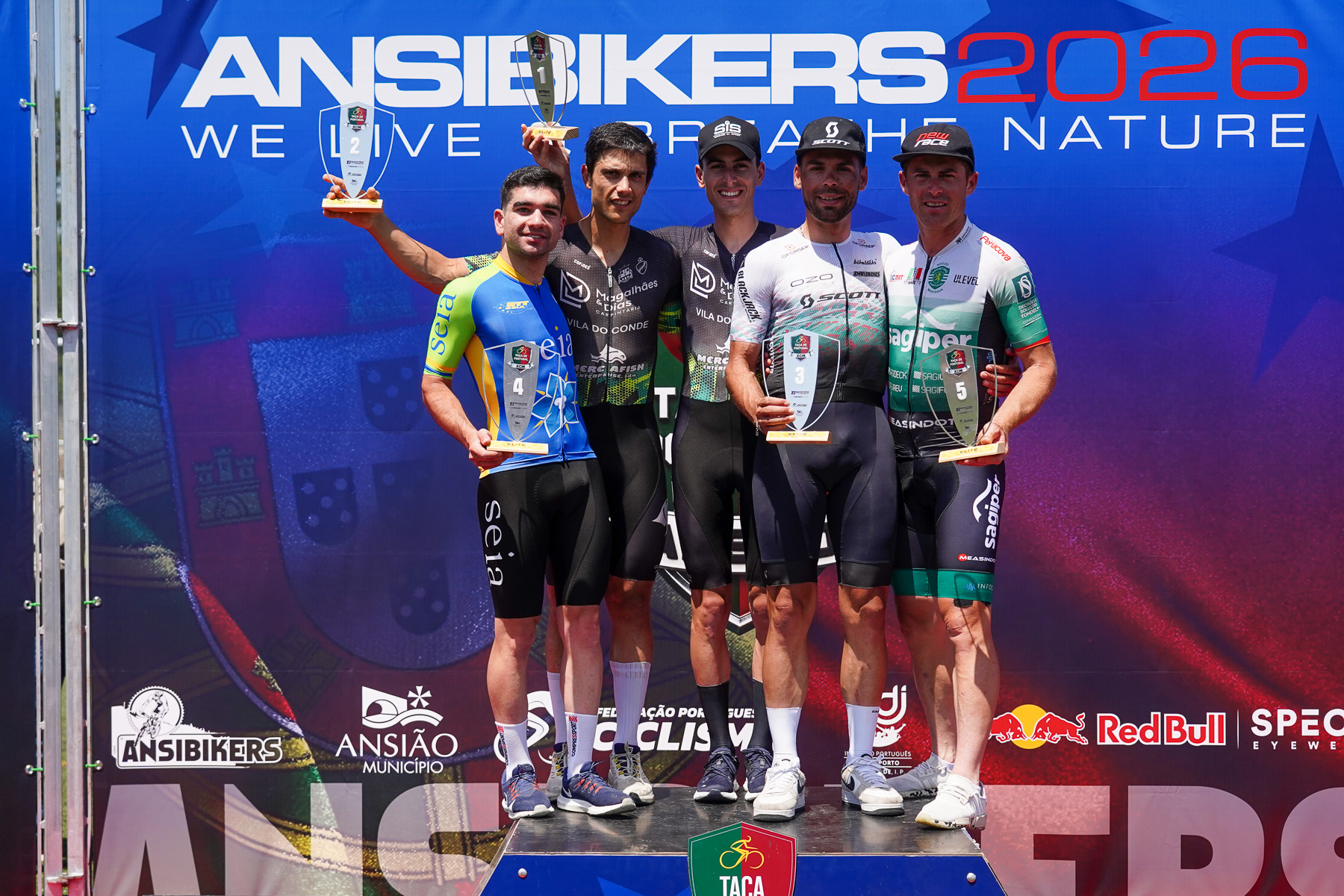 O pódio dos elites masculinos com Alexandre Gonçalves, Carlos Cruz, Guilherme Mota, Roberto Ferreira e Bruno Sancho