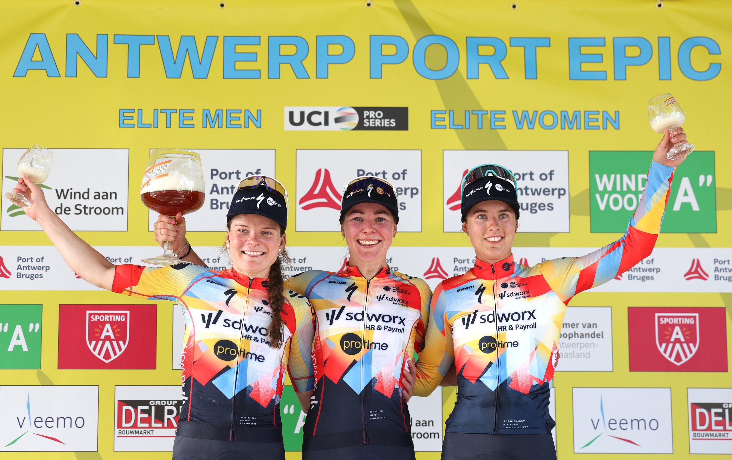 O pódio da Antwerp Port Epic Ladies com Marta Lach, Femke Markus e Femke Gerritse