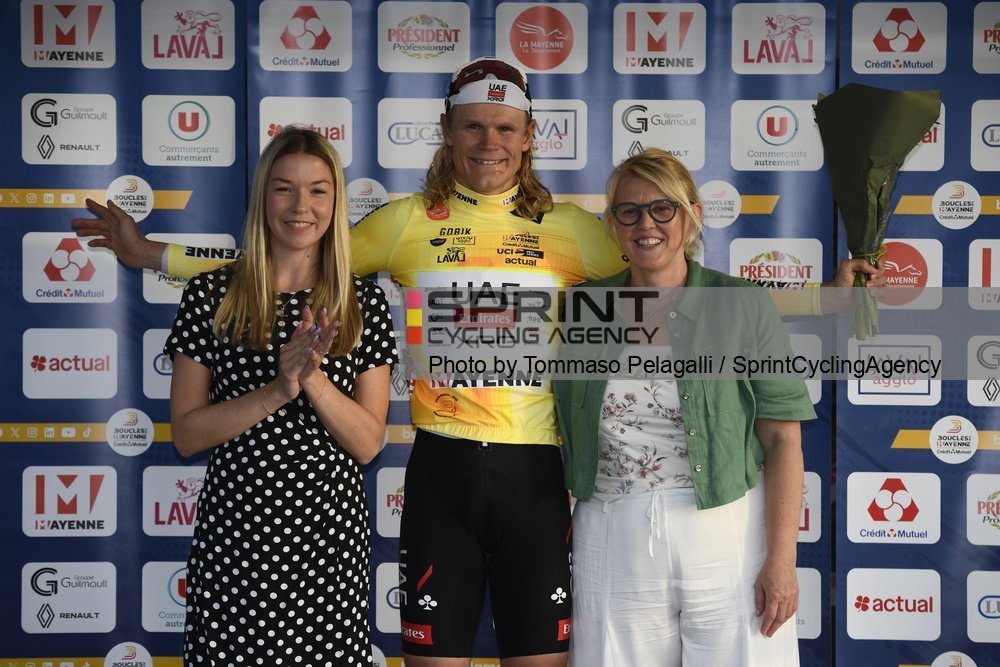 Julius Johansen é o primeiro camisola amarela da Boucles de la Mayenne (Foto: Tommaso Pelagalli/SprintCyclingAgency©2026)