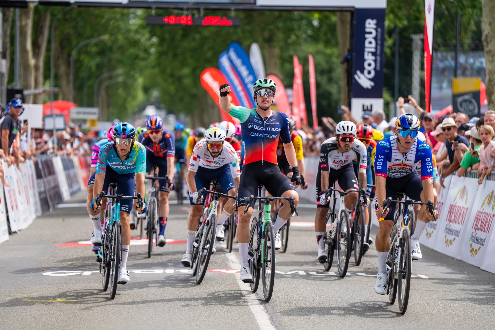 Olav Kooij regressa aos triunfos na etapa 1 da Boucles de la Mayenne!