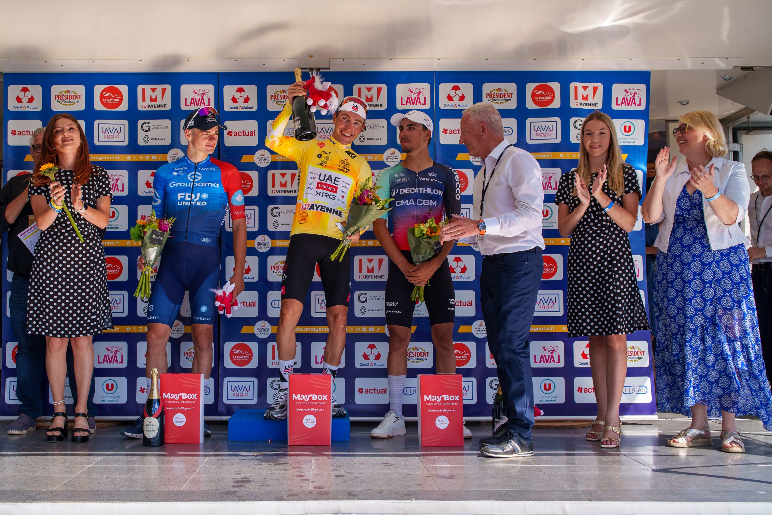 O pódio da Boucles de la Mayenne com Thibaud Gruel, Benoit Cosnefroy e Noa Isidore