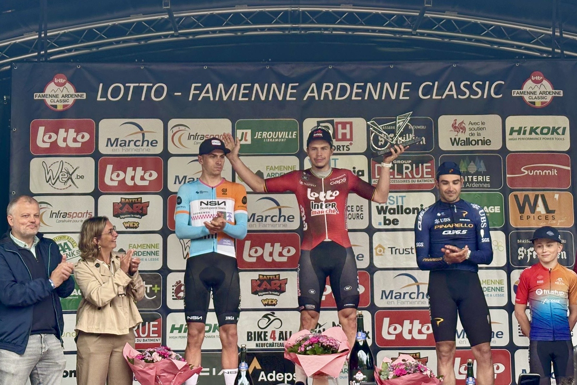 O pódio da Famenne Ardenne Classic com Jens Verbrugghe, Arnaud De Lie e Matteo Moschetti (Foto: NSN Cycling Team)