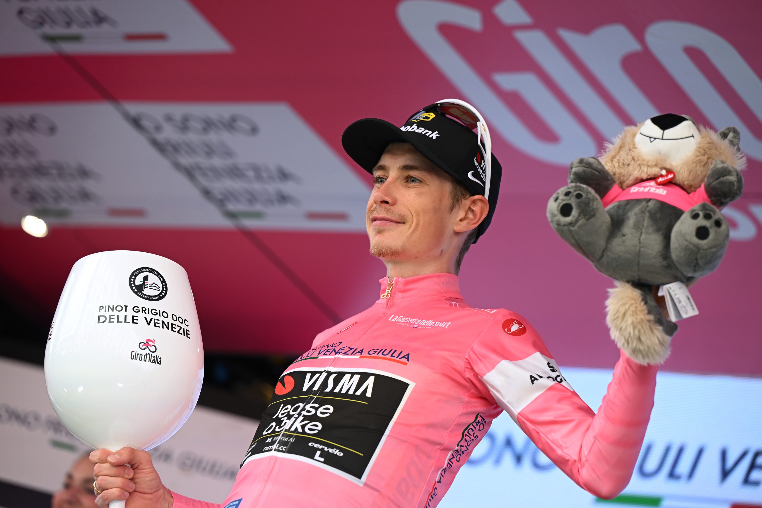 Jonas Vingegaard segue o Maglia Rosa do Giro d'Italia (Foto: Getty Images)