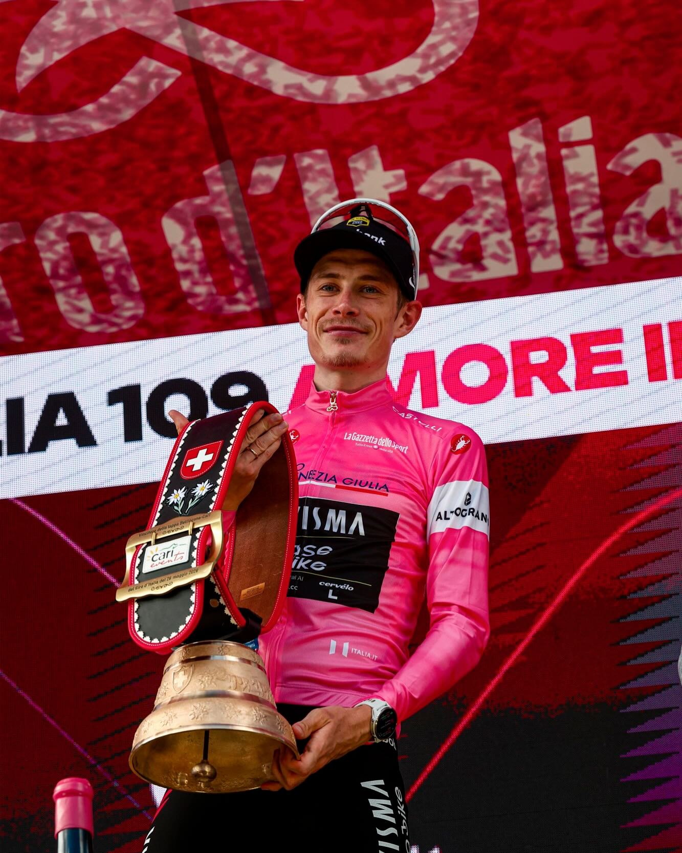 Jonas Vingegaard segue o Maglia Rosa do Giro d'Italia (Foto: Cor Vos)
