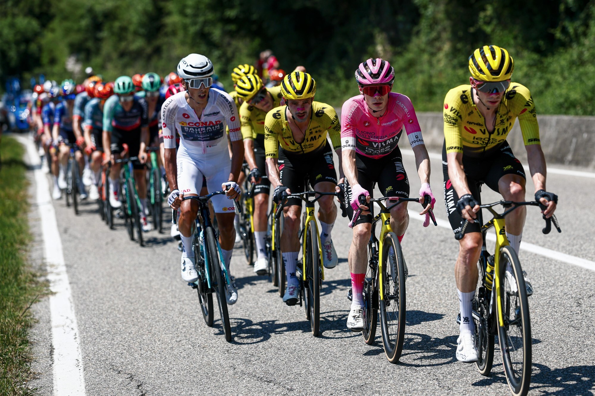 Afonso Eulálio segue o camisola branca e Jonas Vingegaard o camisola rosa do Giro d'Italia (Foto: Cor Vos)