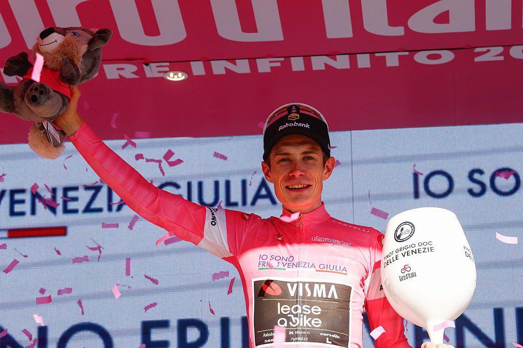 Jonas Vingegaard segue o Maglia Rosa do Giro d'Italia (Foto: Getty Images)
