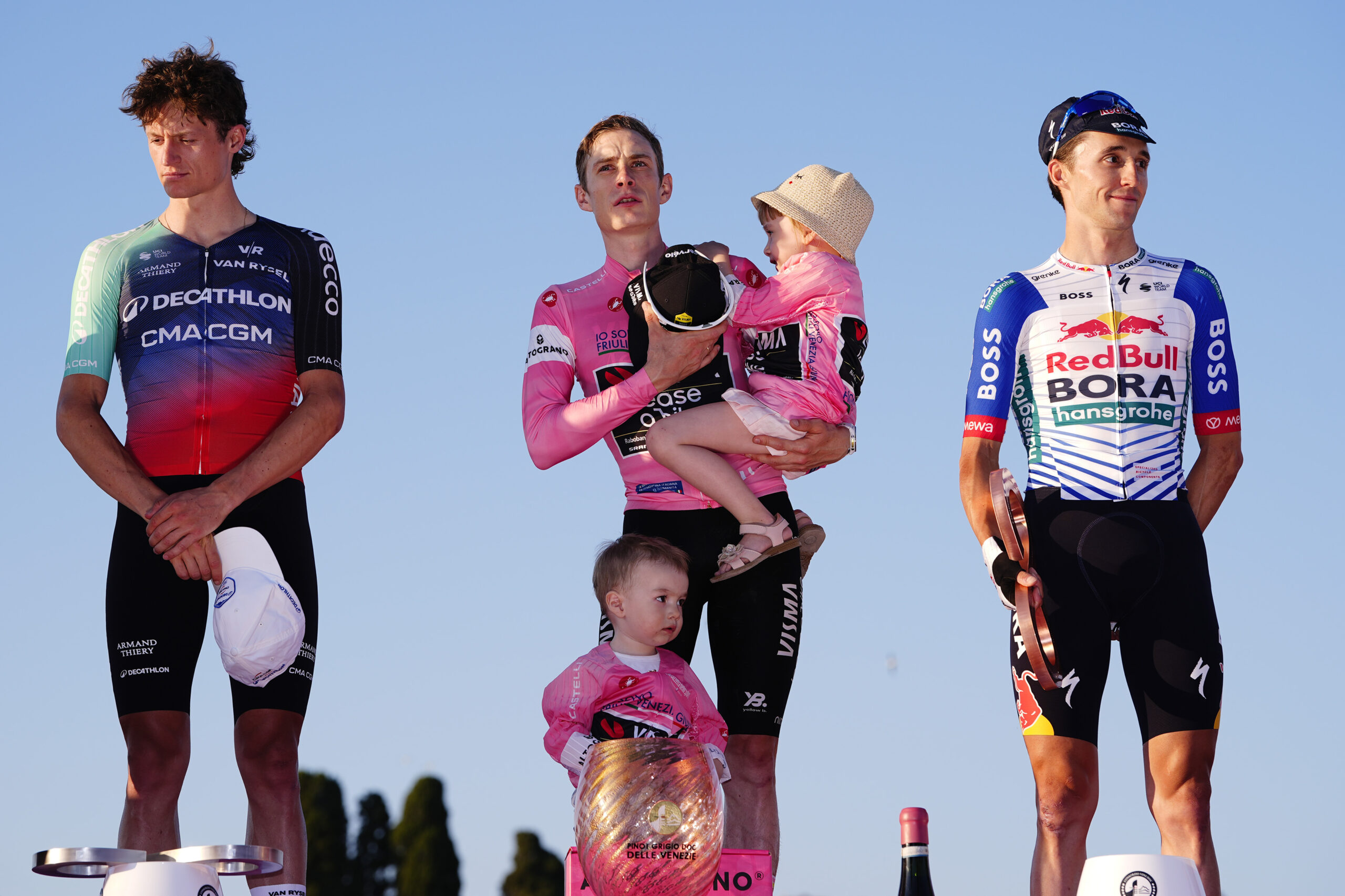 O pódio do 109º Giro d'Italia com Felix Gall, Jonas Vingegaard e Jai Hindley