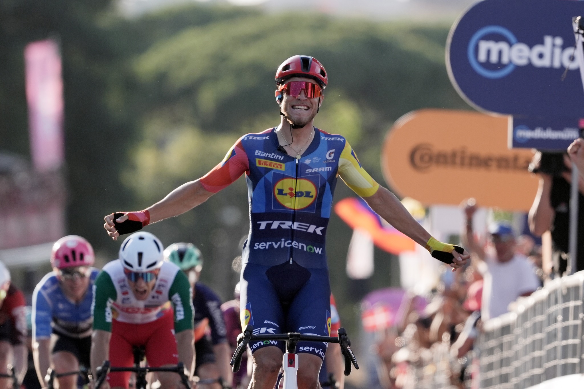 Jonathan Milan conquistou o tão desejado triunfo na etapa final do Giro d'Italia