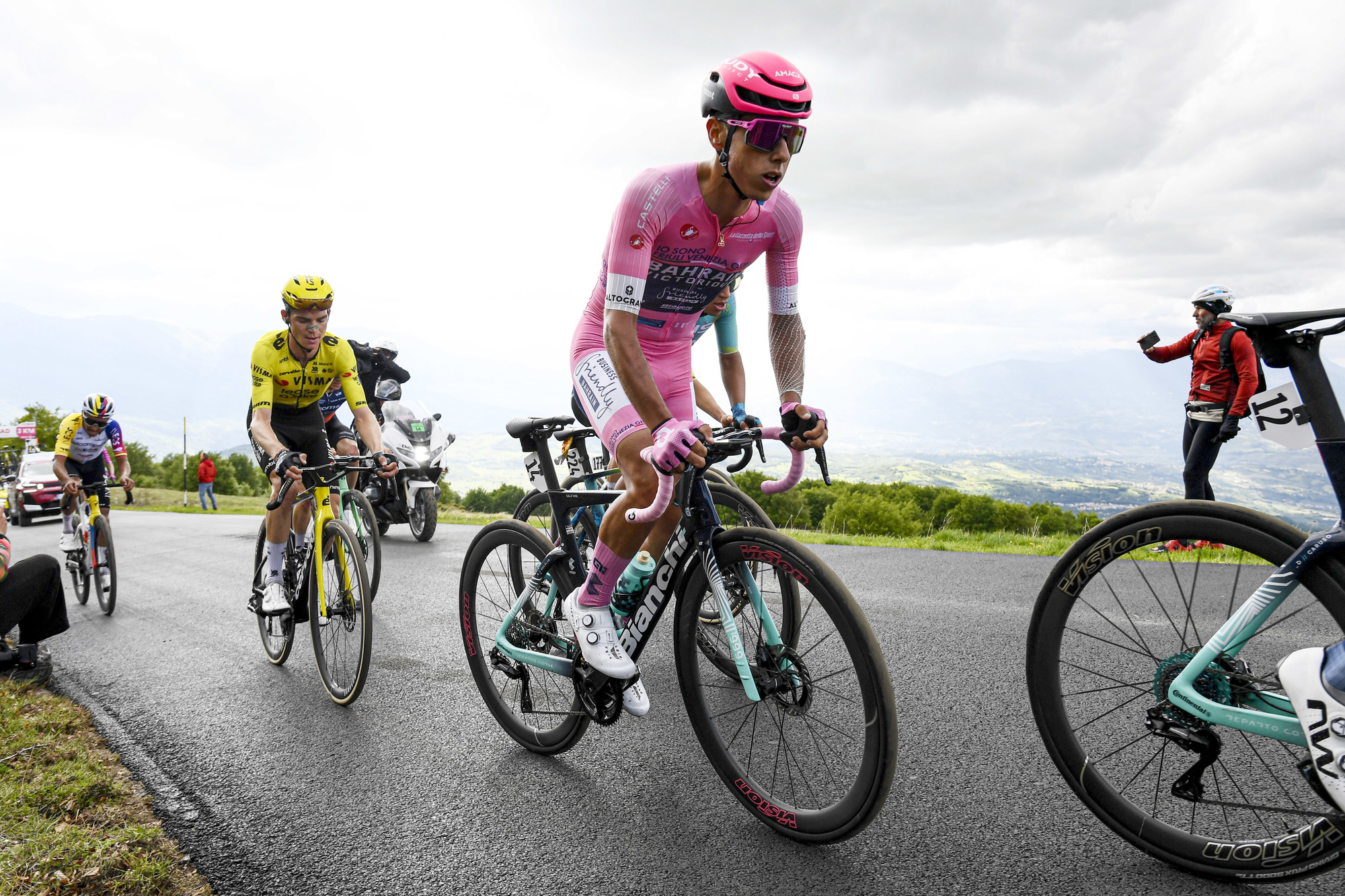 Afonso Eulálio segue o Maglia Rosa do Giro d'Italia (Foto: SprintCyclingAgency)