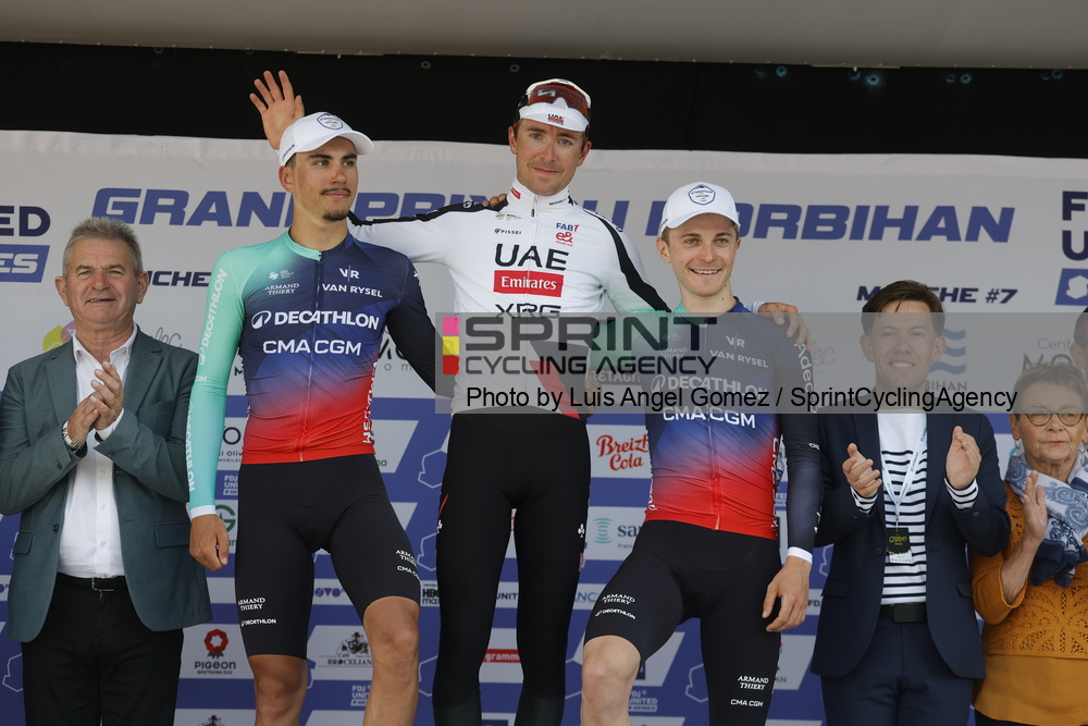 O pódio do Grand Prix du Morbihan com Noa Isidore, Benoit Cosnefroy e Paul Lapeira