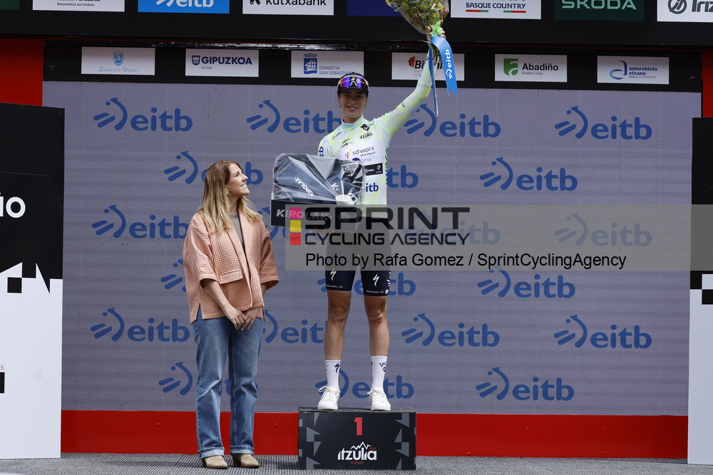 Mischa Bredewold segue a camisola amarela da Itzulia Women (Foto: Rafa Gomez/SprintCyclingAgency©2026)
