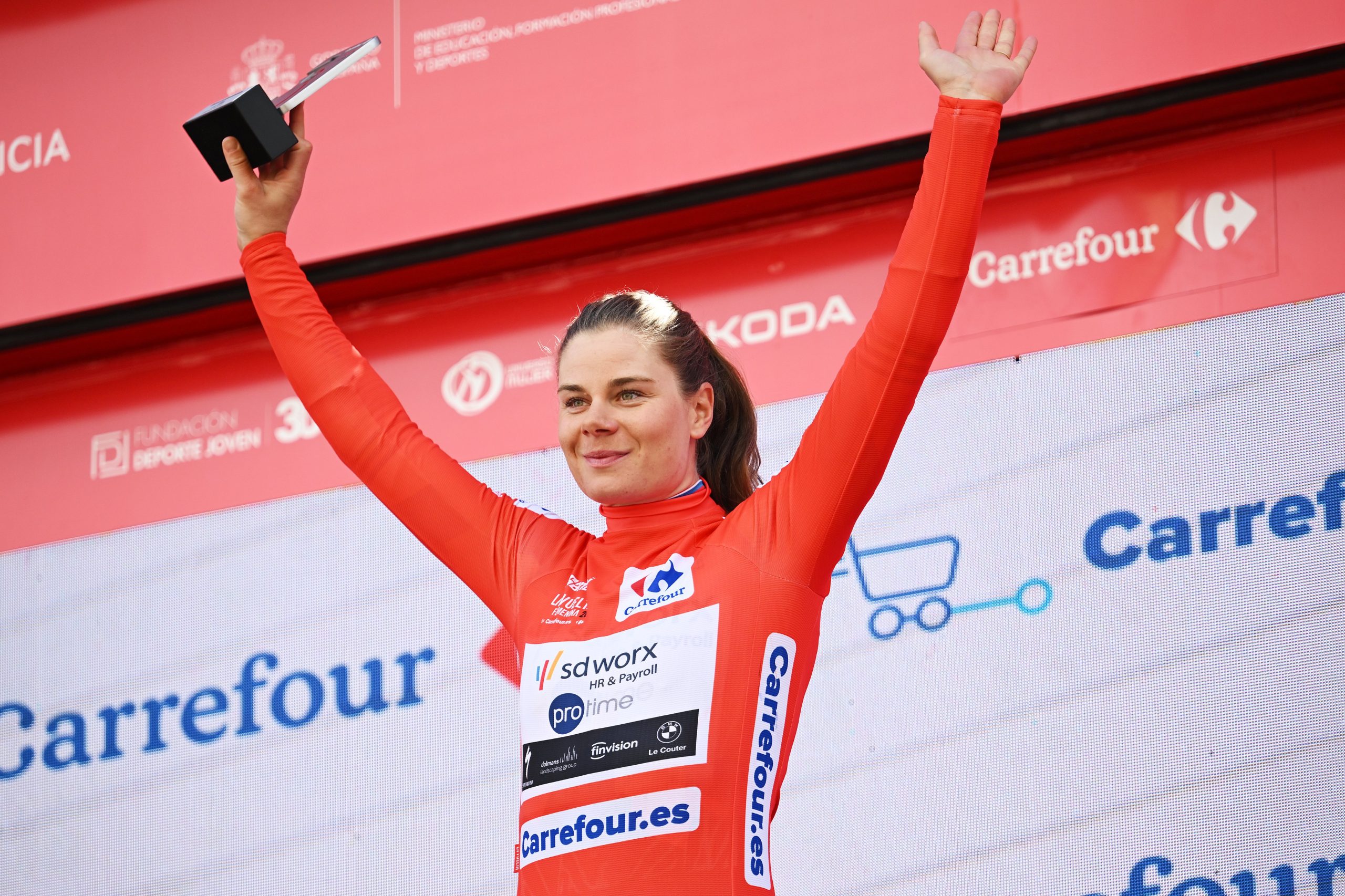Lotte Kopecky segue a camisola vermelha da La Vuelta Femenina (Foto: Getty Images)
