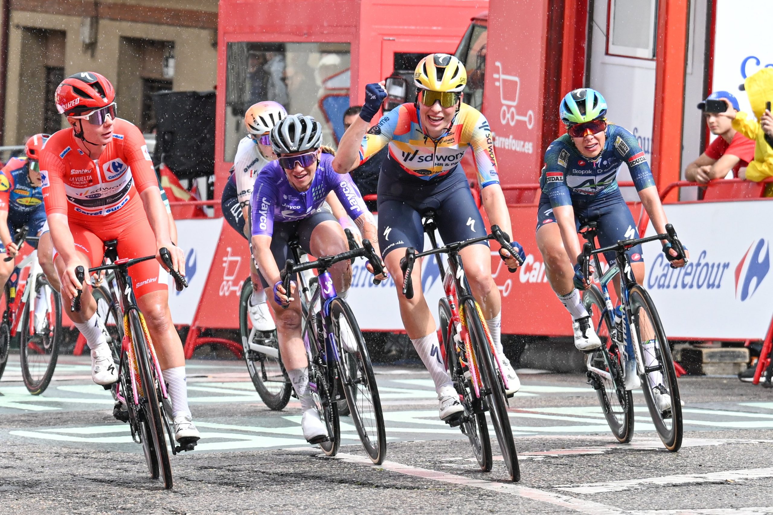 Mischa Bredewold regressa aos triunfos na etapa 5 da La Vuelta Femenina!
