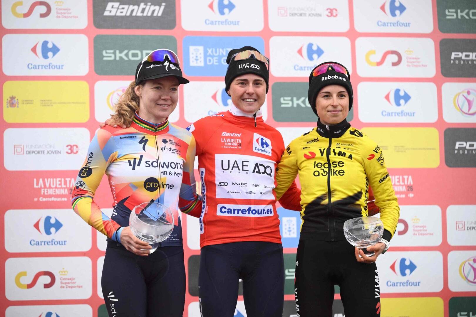 O pódio da La Vuelta Femenina com Anna van der Breggen, Paula Blasi e Marion Bunel (Foto: AFP)