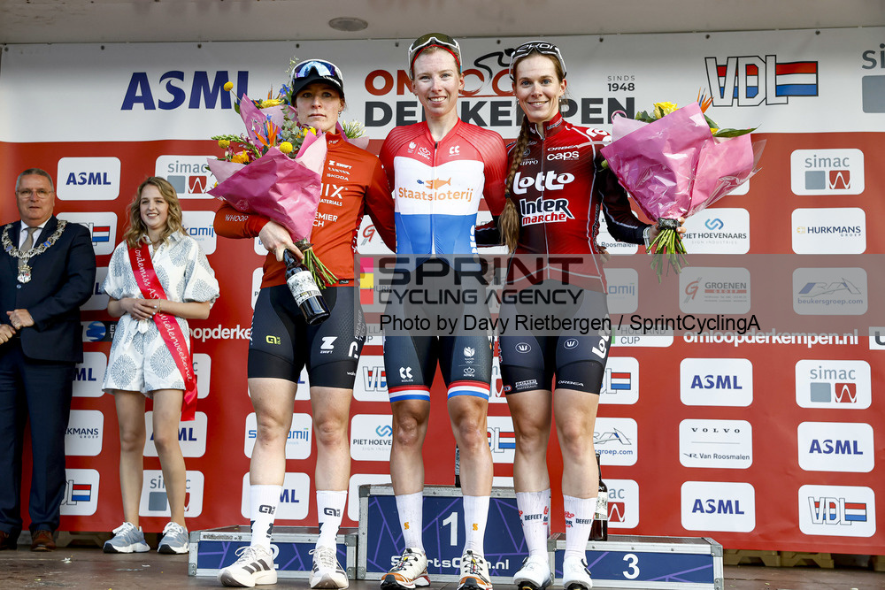 O pódio da Simac Omloop der Kempen com Charlotte Kool, Lorena Wiebes e Sandrine Tas (Foto: Davy Rietbergen/SprintCyclingAgency©2026)