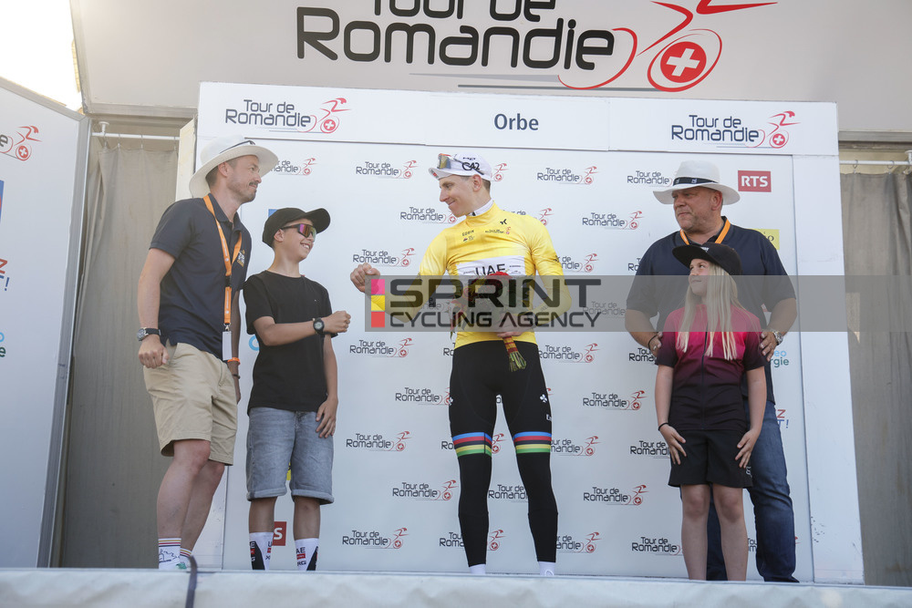 Tadej Pogacar segue o camisola amarela do Tour de Romandie (Foto: Massimo Fulgenzi/SprintCyclingAgency©2026)