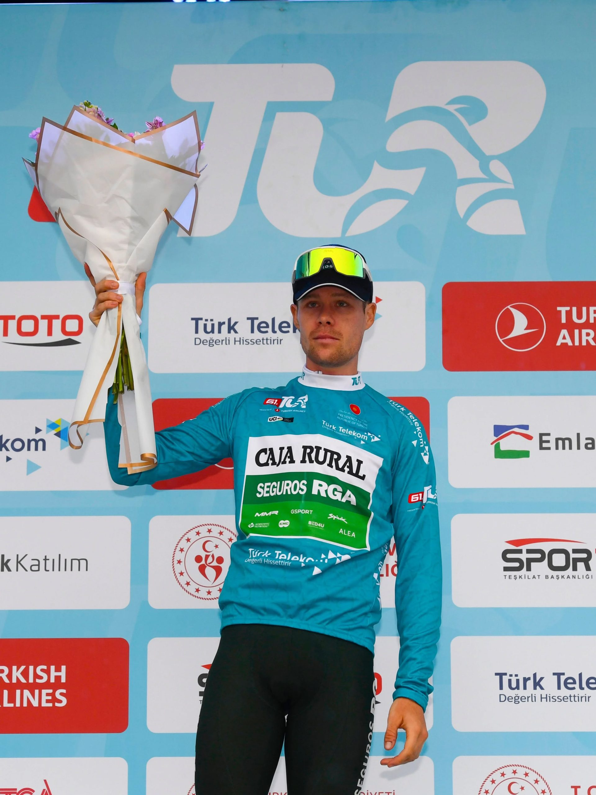 Sebastian Berwick segue o camisola azul do Tour of Turkiye (Foto: SprintCyclingAgency)