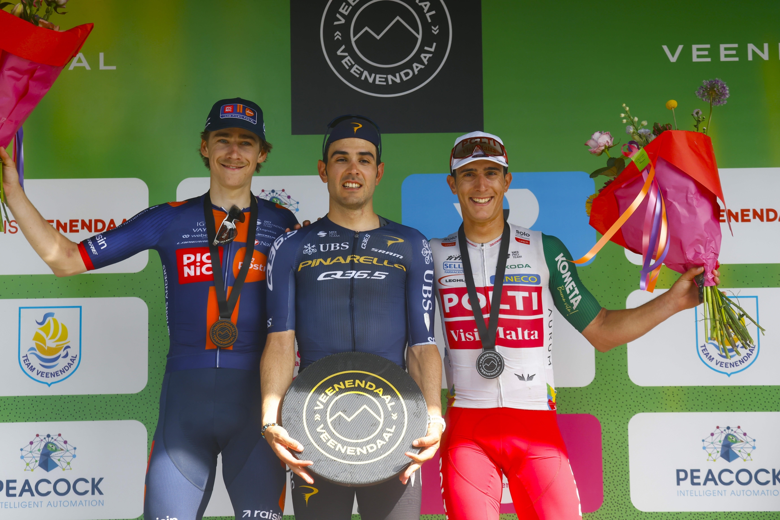 O pódio da Veenendaal Classic com Frits Biesterbos, Matteo Moschetti e Manuel Peñalver