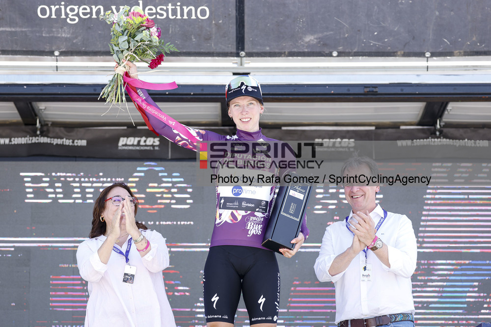 Lorena Wiebes manteve a camisola roxa da Vuelta a Burgos Feminas (Foto: Rafa Gomez/SprintCyclingAgency©2026)