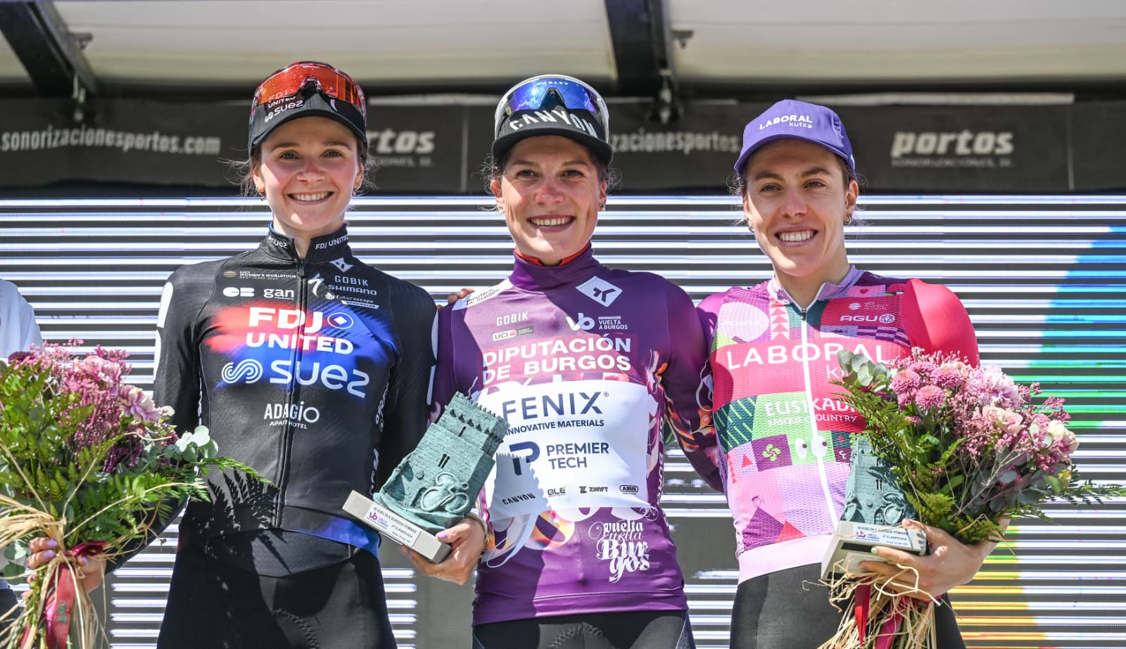 O pódio da Vuelta a Burgos Feminas com Evita Muzic, Yara Kastelijn e Usoa Ostolaza (Foto: Vuelta a Burgos)