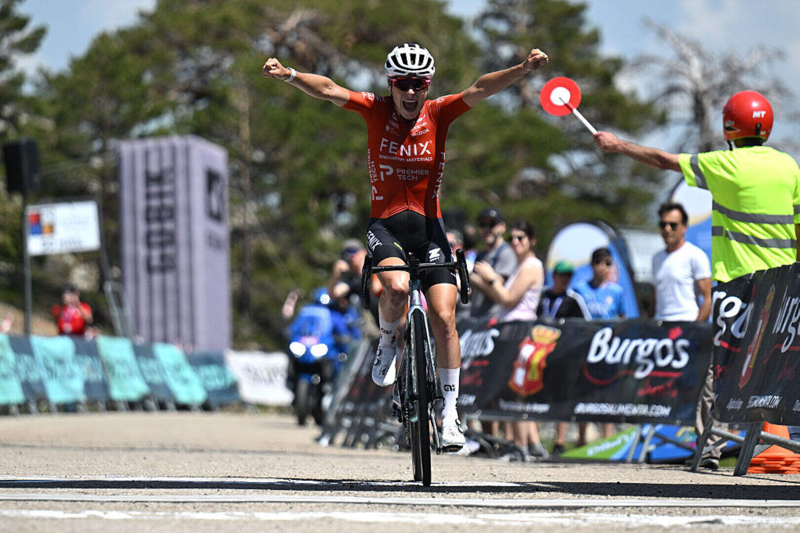 Yara Kastelijn triunfa em Lagunas de Neila e conquista Vuelta a Burgos Feminas!