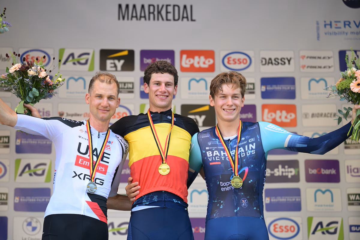 O pódio dos elites masculinos da Bélgica com Tim Wellens, Alec Segaert e Vlad van Mechelen (Foto: BELGA)