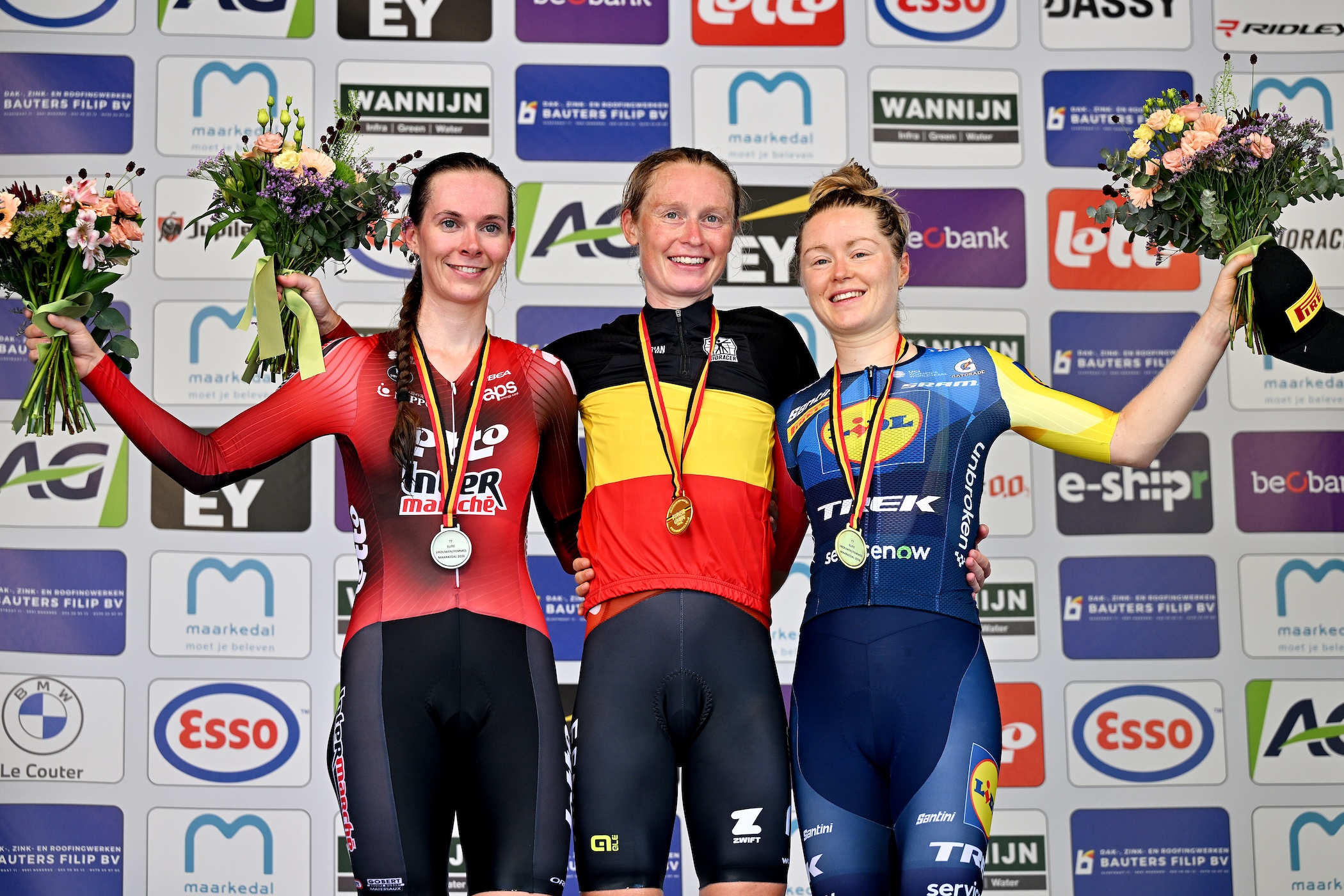 O pódio das elites femininas da Bélgica com Sandrine Tas, Lotte Claes e Margot Vanpachtenbeke (Foto: Getty Images)