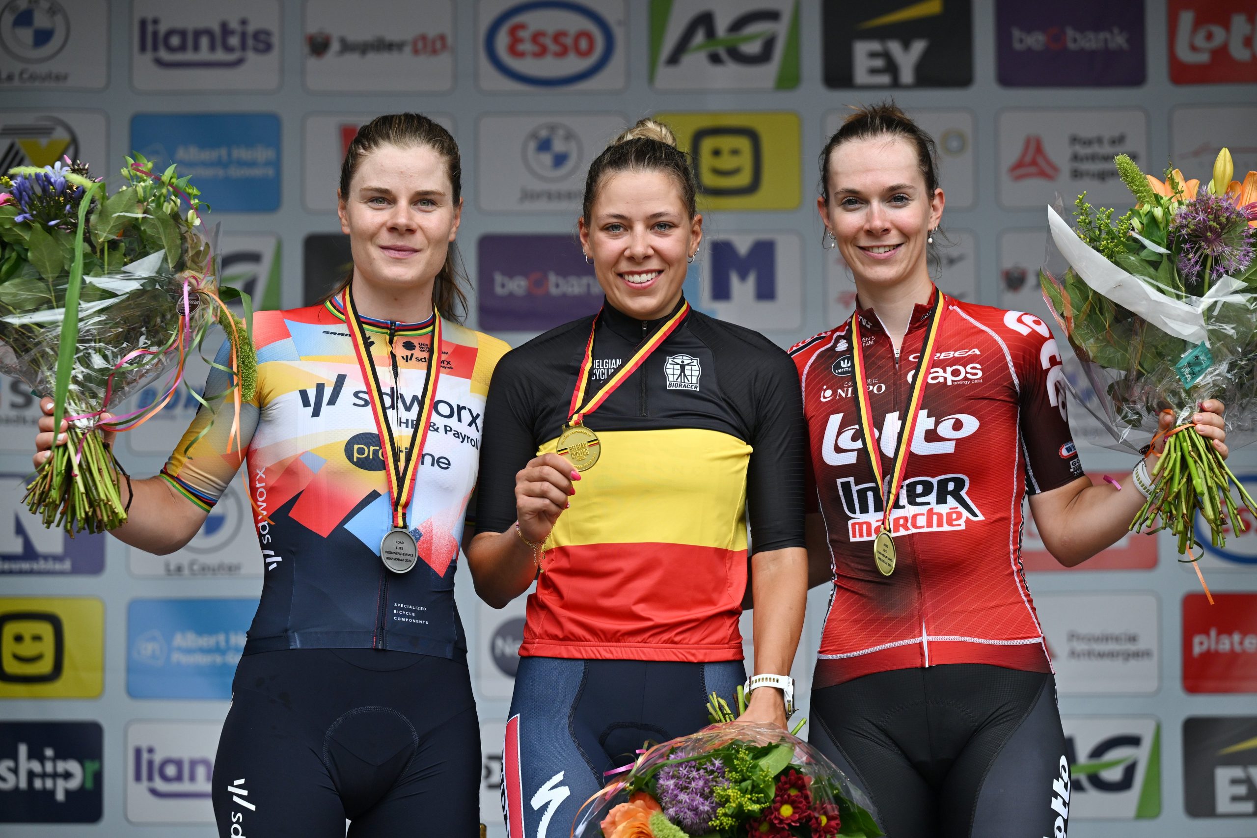 O pódio das elites femininas da Bélgica com Lotte Kopecky, Shari Bossuyt e Sandrine Tas (Foto: Getty Images)