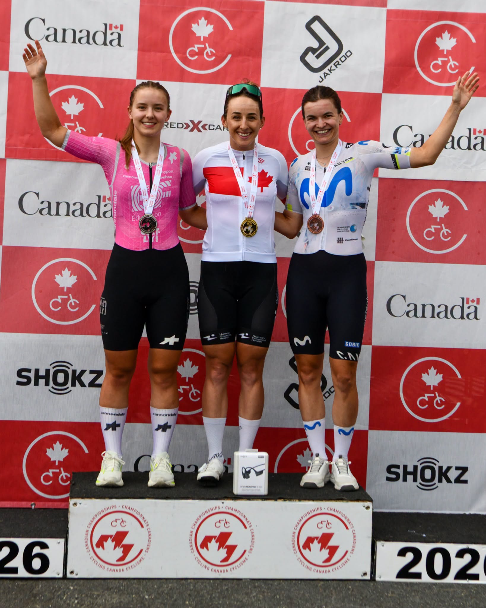 O pódio das elites femininas do Canadá com Alexandra Volstad, Maggie Coles-Lyster e Olivia Baril (Foto: Cycling Canada)