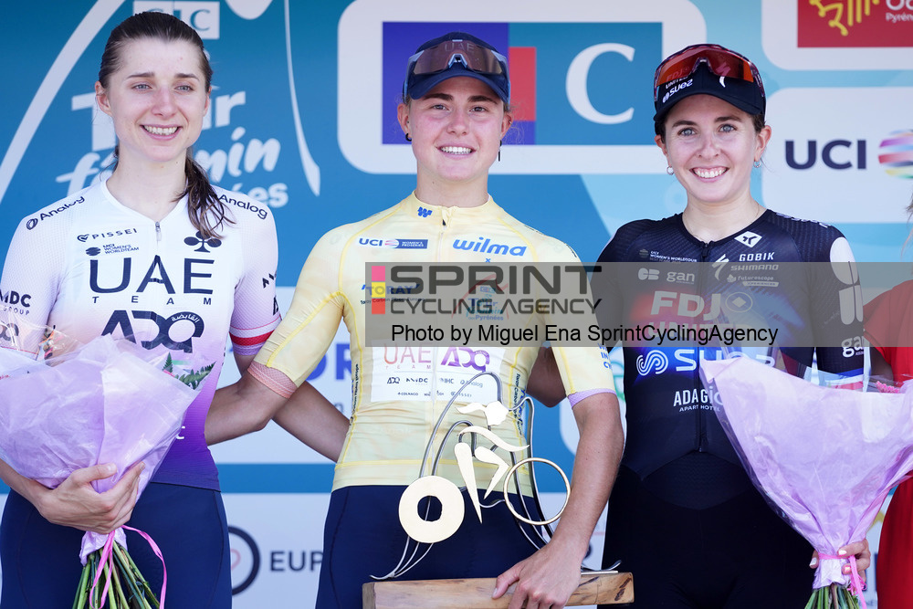 O pódio do CIC Tour - Féminin des Pyrénées com Dominika Wlodarczyk, Paula Blasi e Juliette Berthet (Foto: Miguel Ena/SprintCyclingAgency©2026)