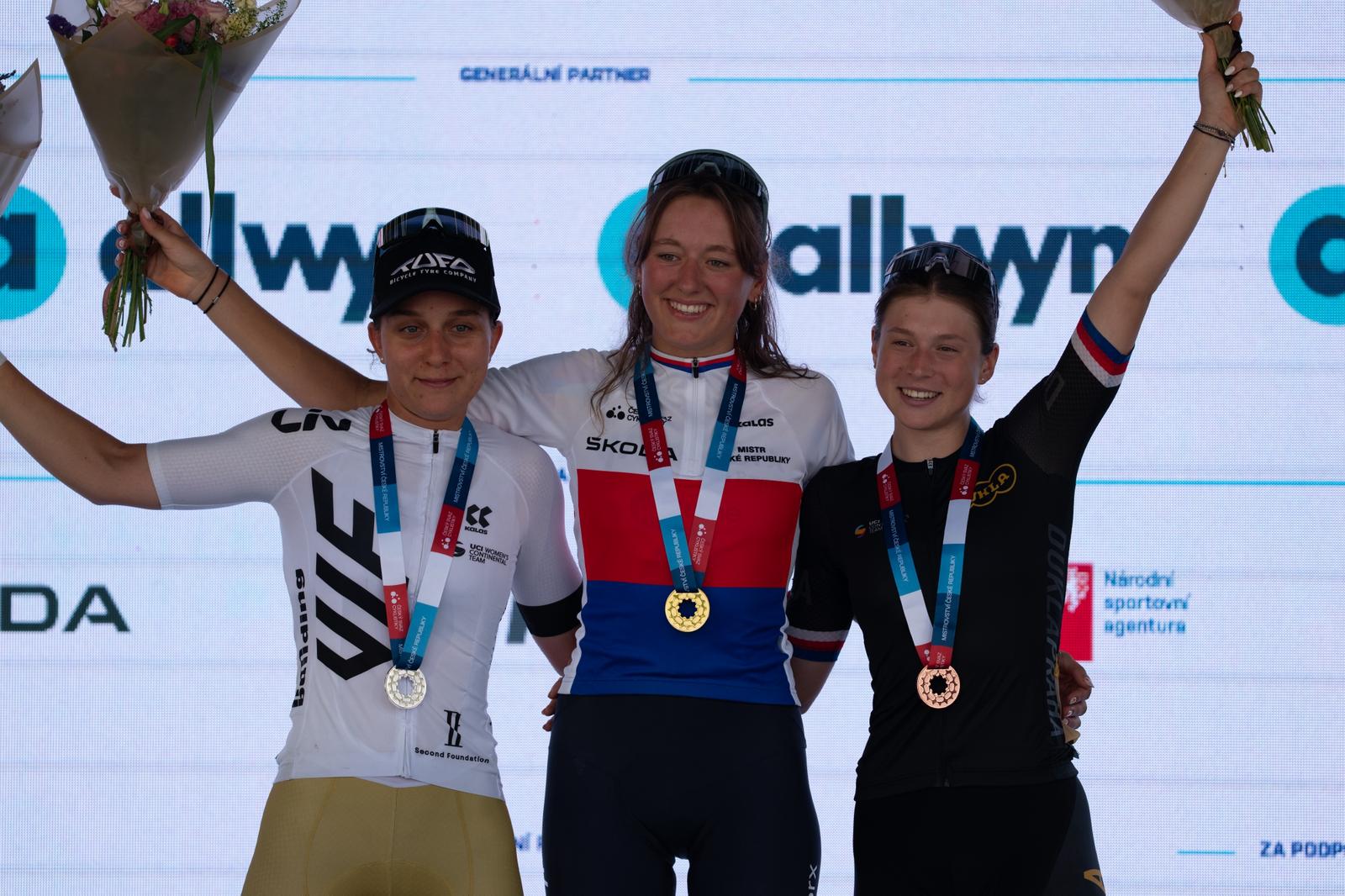 O pódio das elites femininas da Chéquia com Krisytyna Zemanova, Julia Kopecky e Barbora Nemcova (Czech Cycling Federation)