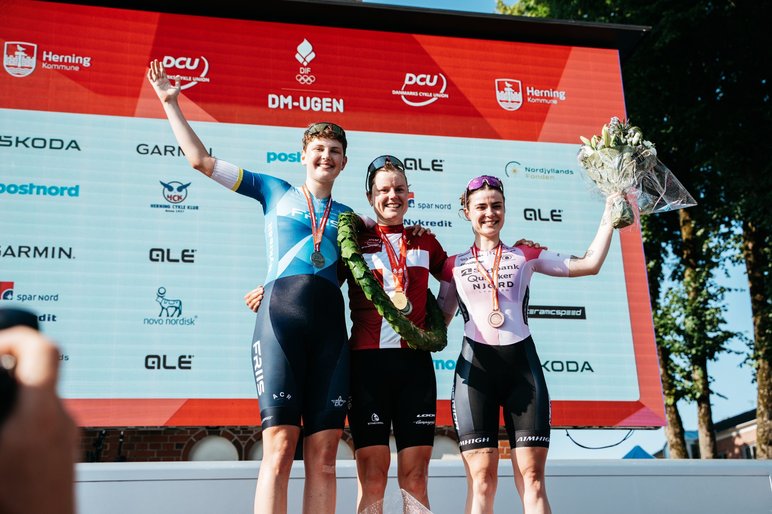 O pódio das elites femininas da Dinamarca com Silje Antvorskov, Amalie Dideriksen e Emilie Olesen  (Foto: Danmarks Cykle Union)