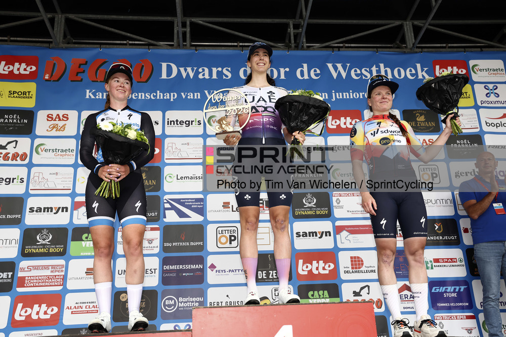 O pódio da Dwars door de Westhoek com Lonneke Uneken, Federica Venturelli e Marta Lach