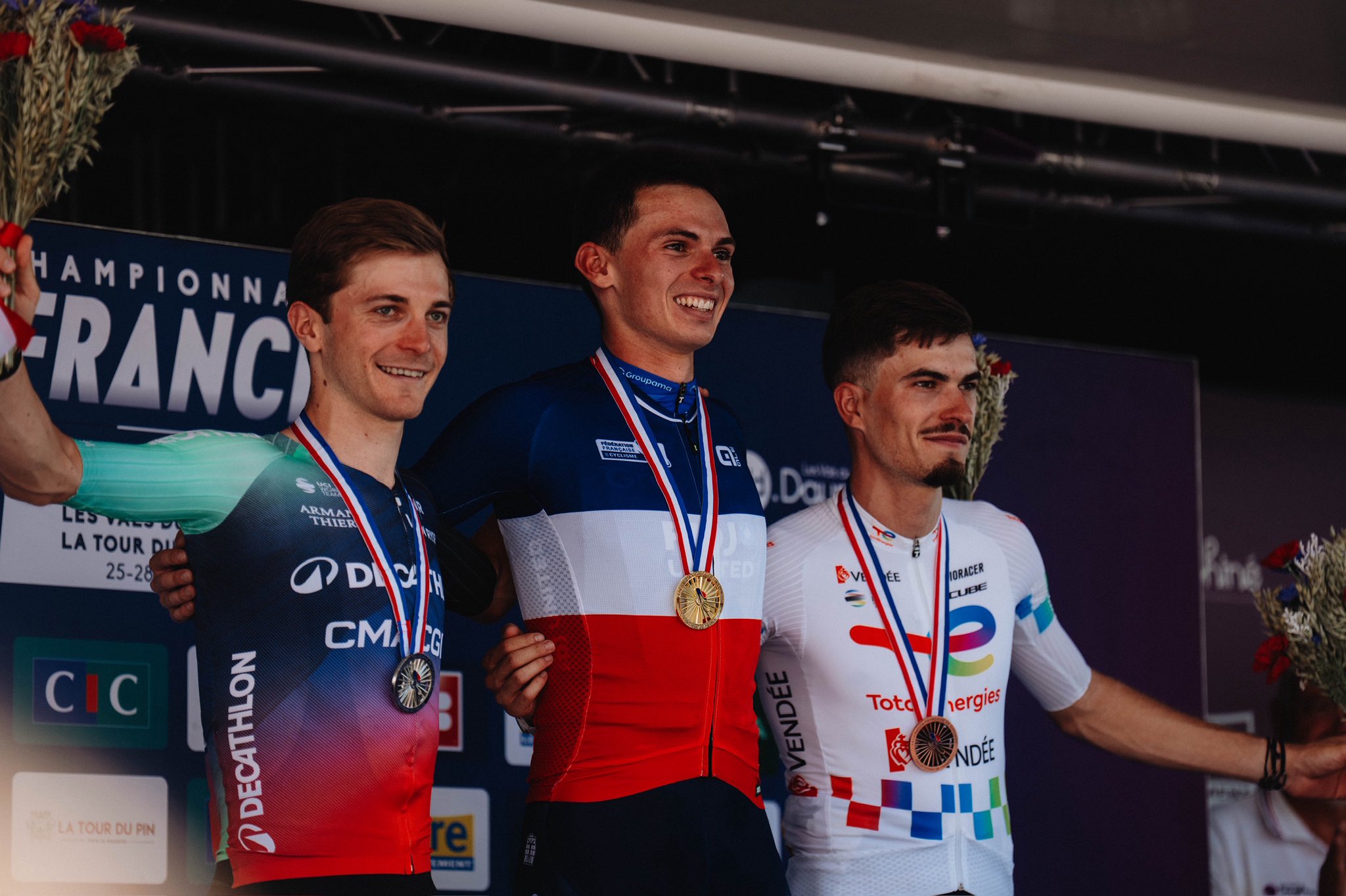 O pódio dos elites masculinos da França com Paul Lapeira, Romain Grégoire e Joris Delbove (Foto: Jolypics)