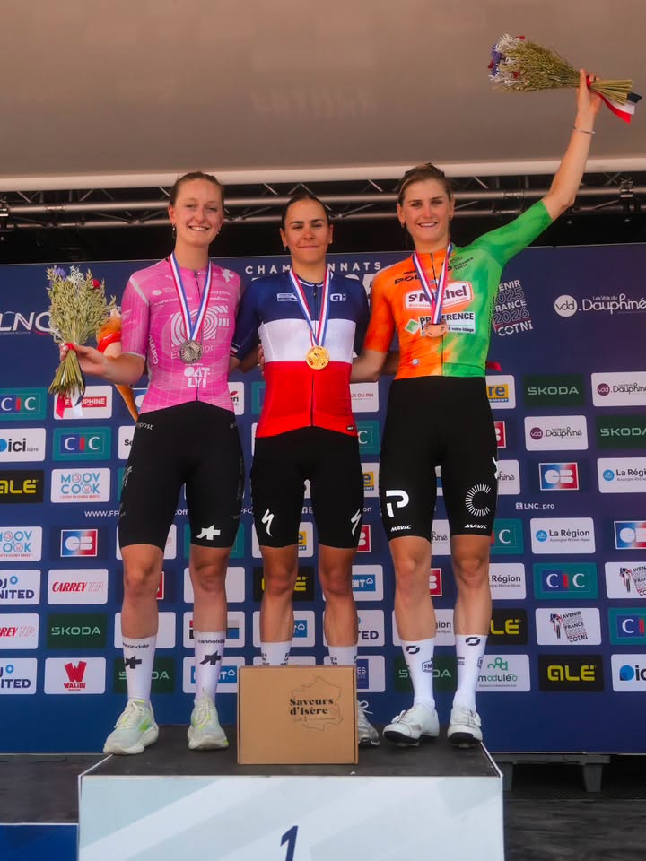 O pódio das elites femininas da França com Cédrine Kerbaol, Célia Gery e Emilie Morier (Foto: St Michel - Preference Home - Auber93)