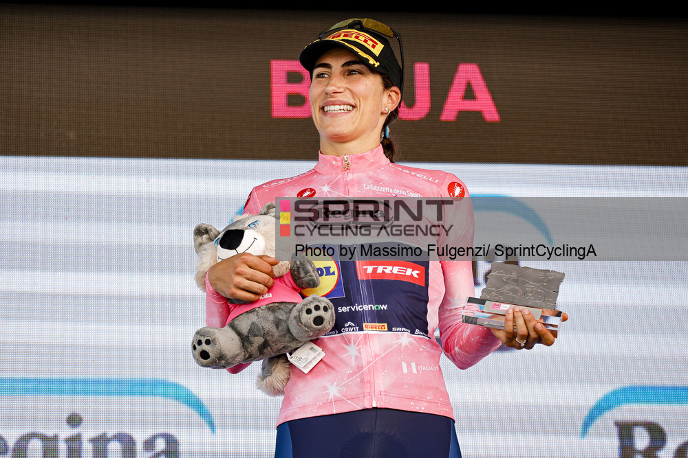 Elisa Balsamo segue a Maglia Rosa do Giro d'Italia Women (Foto: Massimo Fulgenzi/SprintCyclingAgency©2026)