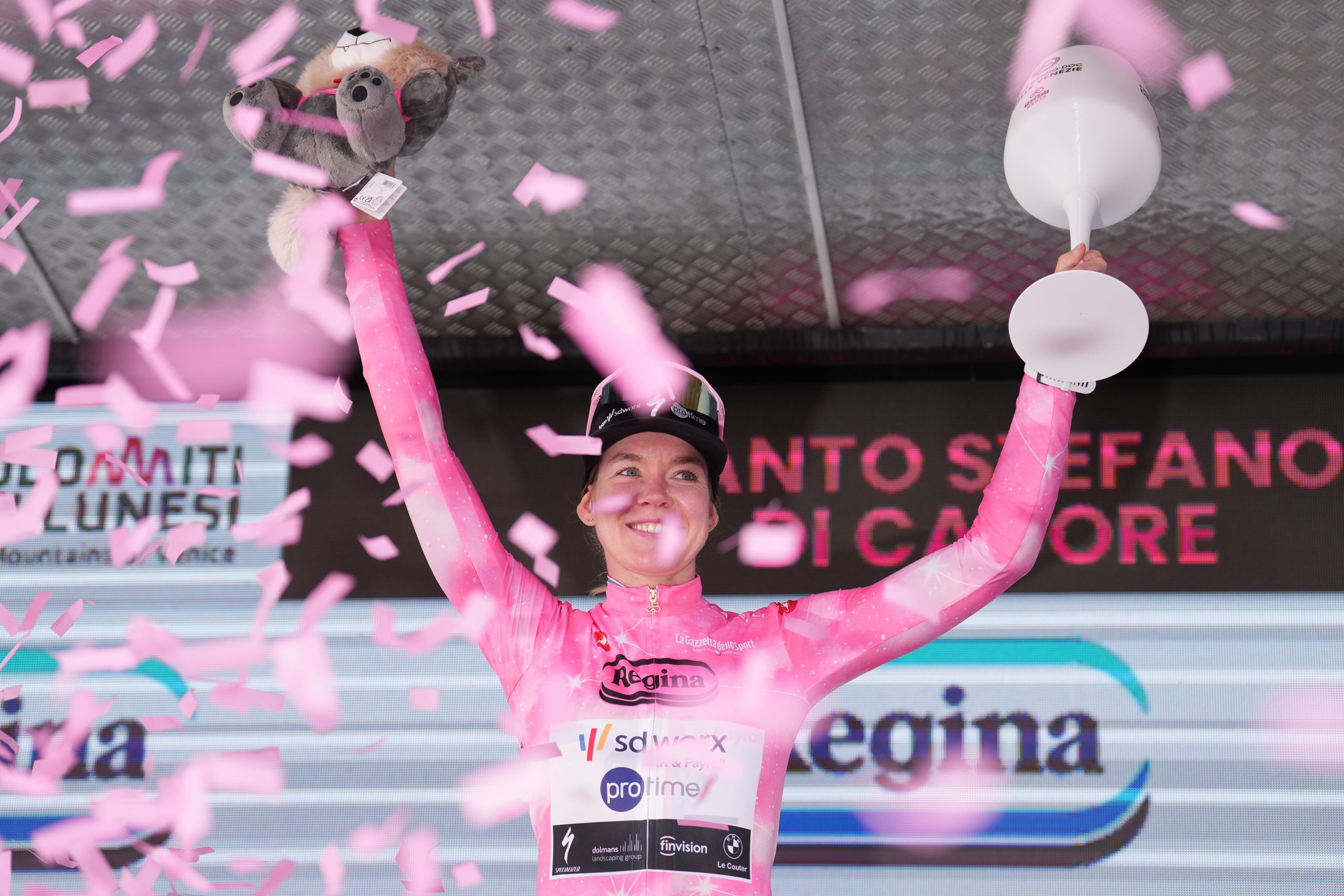 Anna van der Breggen segue a Maglia Rosa do Giro d'Italia Women