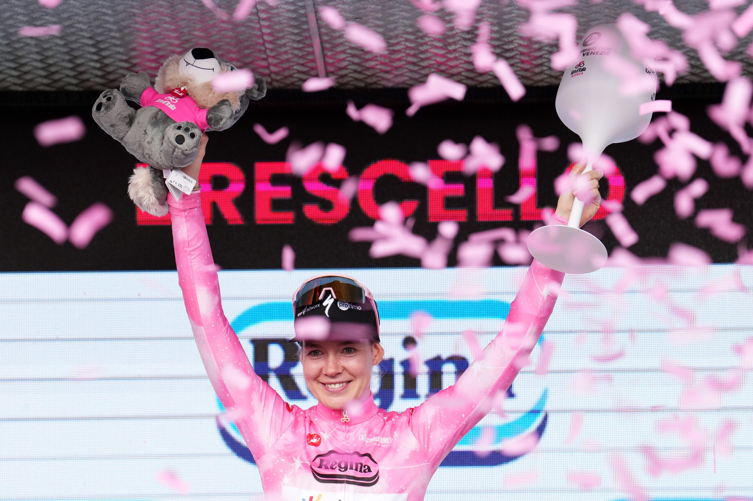 Anna van der Breggen segue a Maglia Rosa do Giro d'Italia Women