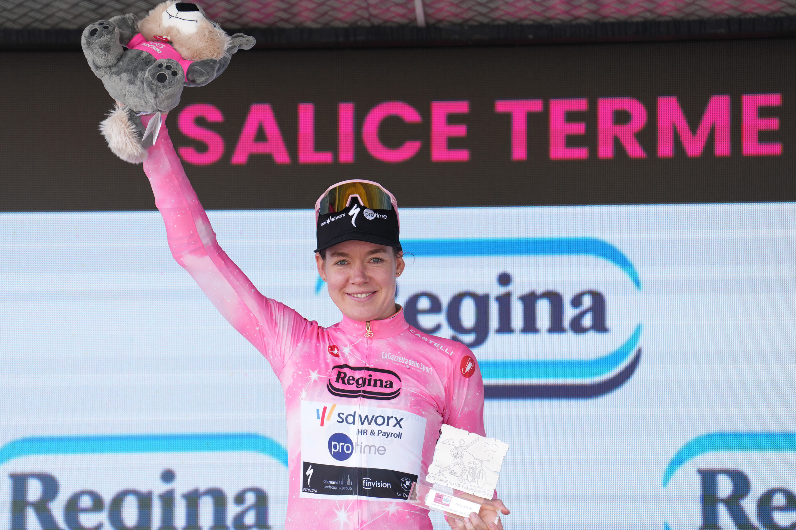 Anna van der Breggen segue a Maglia Rosa do Giro d'Italia Women