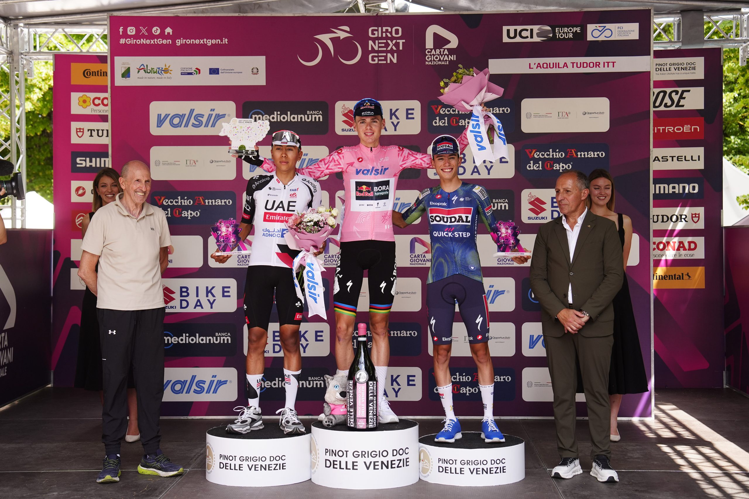 O pódio final do Giro Next Gen com Mateo Ramirez, Lorenzo Finn e Henrique Bravo