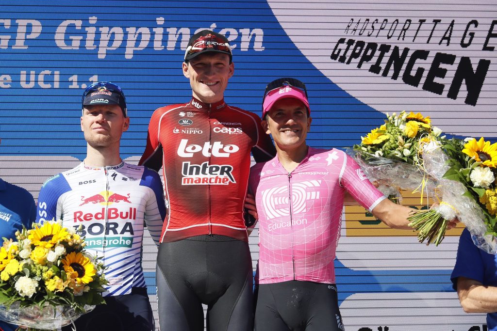 O pódio do GP Gippingen com Aleksandr Vlasov, Liam Slock e Richard Carapaz