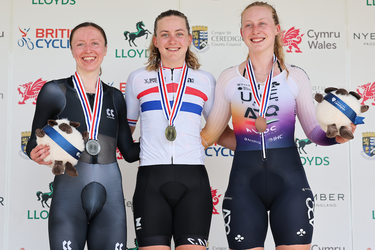 O pódio das elites femininas do Reino Unido com Anna Morris, Zoe Backstedt e Elynor Backstedt (Foto: British Cycling)